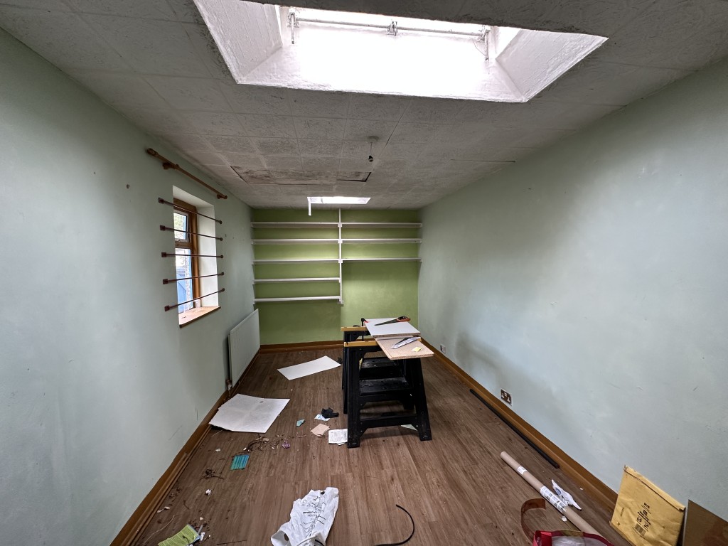 Lot: 114 - TERRACE HOUSE FOR REFURBISHMENT WITH PLANNING FOR THREE FLATS - Ground Floor Bedroom